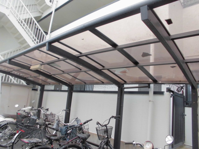 リフォの台風被害修繕工事　羽曳野市　サイクルポート屋根材張替え工事